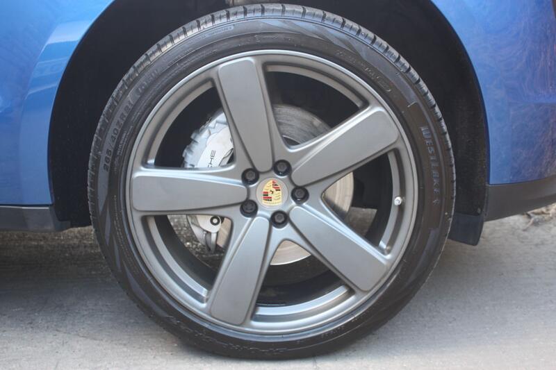 PORSCHE MACAN
