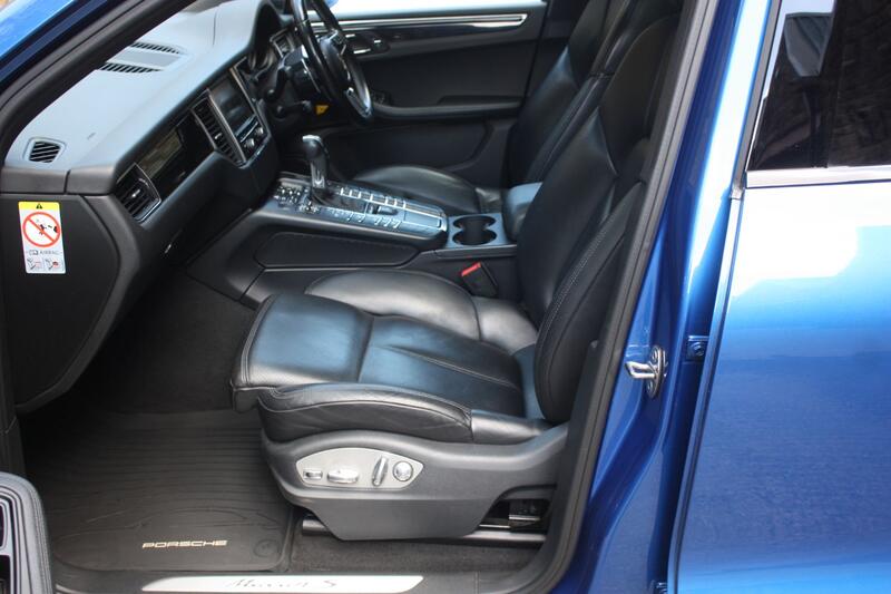 PORSCHE MACAN
